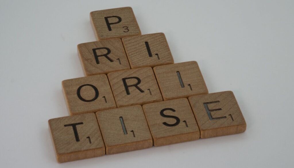 W procesie planowania rozwoju osobistego niesamowicie ważne jest ustalenie priorytetów. Bez tego możemy się pogubić w celach i nie osiągnąć zamierzonych rezultatów.